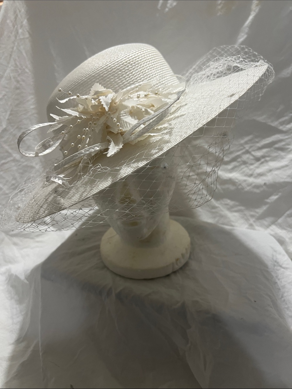 Elegant Ivory Wide-Brim Fascinator Hat with Veil